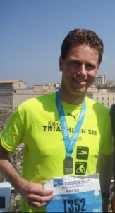 Fritte poserar stolt med medalj efter genomfört marathon