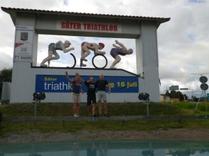 Ida, Mattsson och Olof poserar framför Säters konstverk