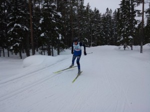 Lukas Peterson på skidor på väg in mot mål